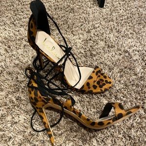 Cute leopard heels- never been worn!